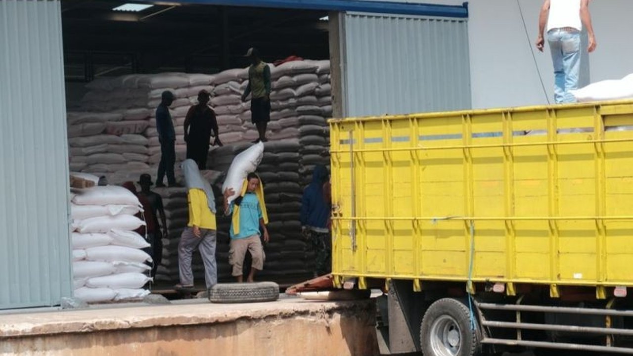 PT Pupuk Kujang memastikan distribusi pupuk tetap lancar selama musim mudik Lebaran 2025, menjamin ketersediaan pupuk bagi petani menjelang musim tanam.