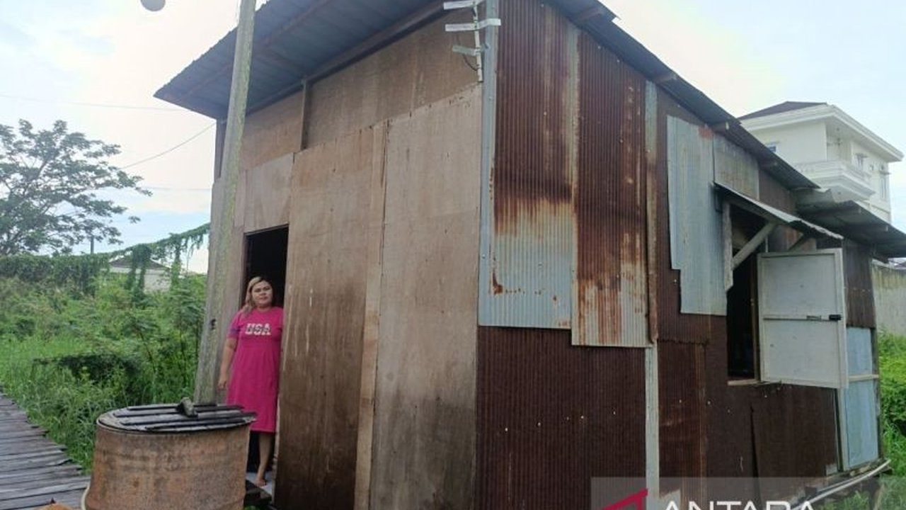 Program Keluarga Harapan (PKH) dan Bantuan Pangan Non-Tunai (BPNT) di Samarinda terbukti membantu warga kurang mampu, meskipun penerima manfaat berharap BPNT kembali ke sistem sembako.