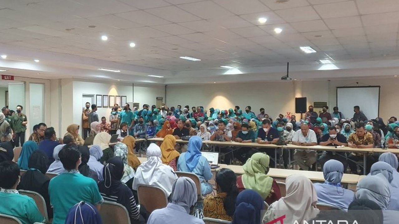 Direksi RSUP Sardjito Yogyakarta berjanji mengevaluasi besaran THR karyawan yang hanya 30 persen setelah aksi protes ratusan tenaga kesehatan.