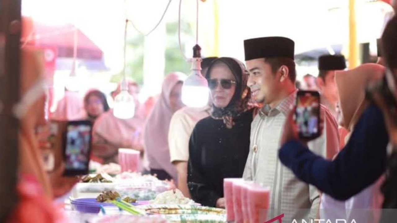 Pemerintah Kota Solok, bersama BPOM Sumbar, melakukan pengawasan ketat terhadap keamanan pangan takjil di Pasar Pabukoan, memastikan produk yang dijual aman dikonsumsi.