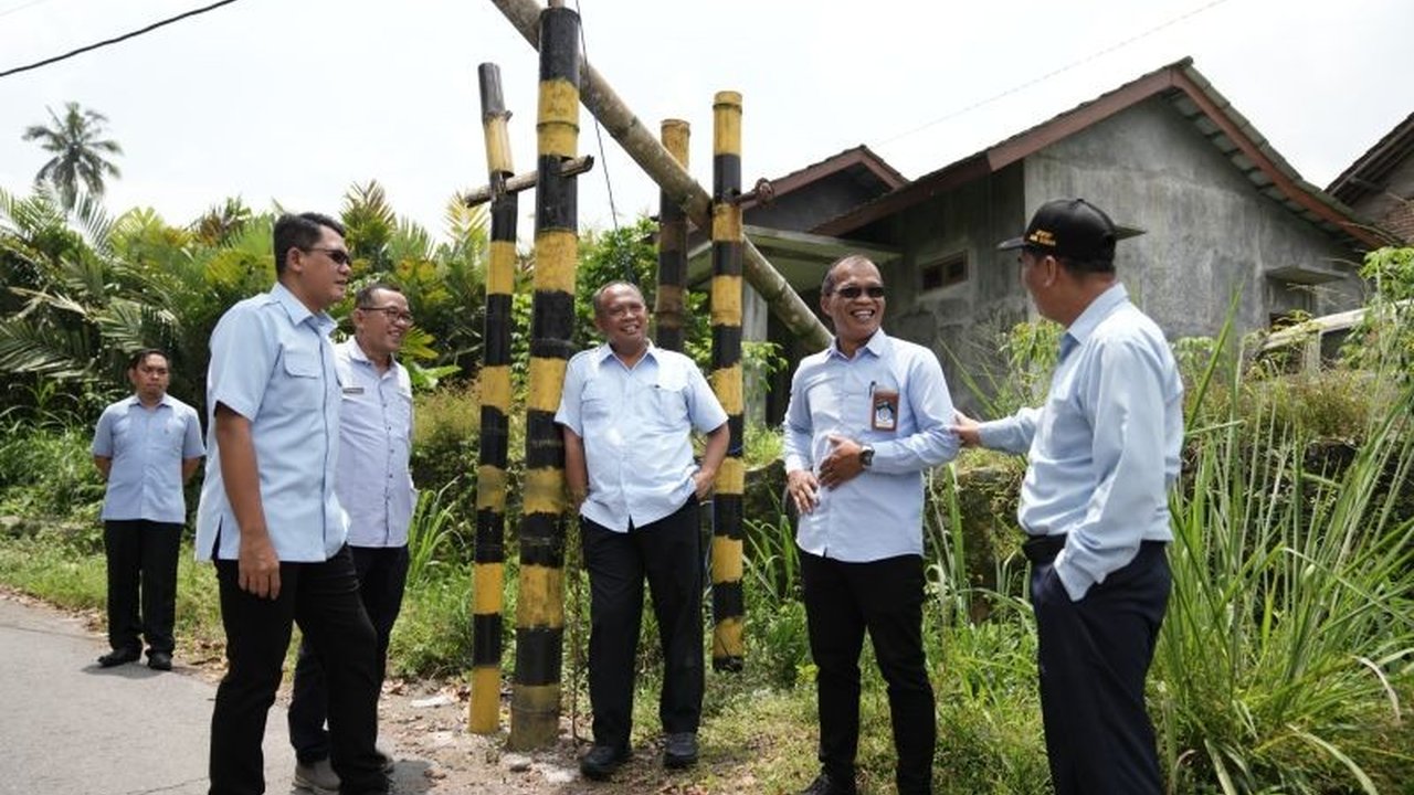 Pemerintah Kabupaten Sleman memprioritaskan perbaikan infrastruktur jalan untuk kenyamanan masyarakat dan kelancaran akses ekonomi, menargetkan perbaikan sebelum Idul Fitri 2025.