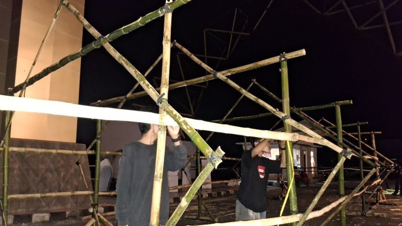 Mahasiswa Teknik Universitas Negeri Gorontalo (UNG) angkatan 2024 siap meramaikan tradisi Tumbilotohe 2025 dengan tema 'Motilango',  menawarkan pengalaman budaya Gorontalo yang meriah dan gratis bagi seluruh masyarakat.