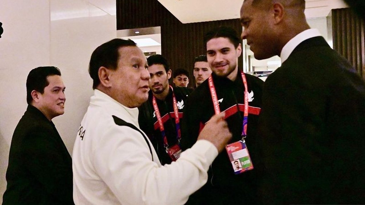 Presiden Prabowo Subianto memberikan semangat dan motivasi kepada Timnas Indonesia sebelum pertandingan krusial melawan Bahrain dalam Kualifikasi Piala Dunia 2026, berharap kemenangan untuk menjaga asa lolos ke putaran final.