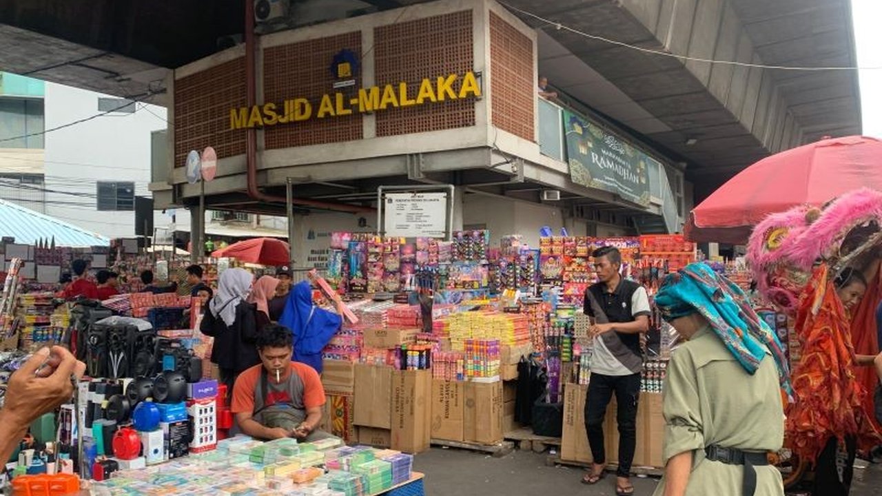 Penjualan ornamen Lebaran di Pasar Asemka, Jakarta Barat tetap ramai diburu pembeli meskipun ada sedikit penurunan dibandingkan tahun lalu, dengan harga bervariasi mulai dari Rp10.000 hingga Rp300.000.