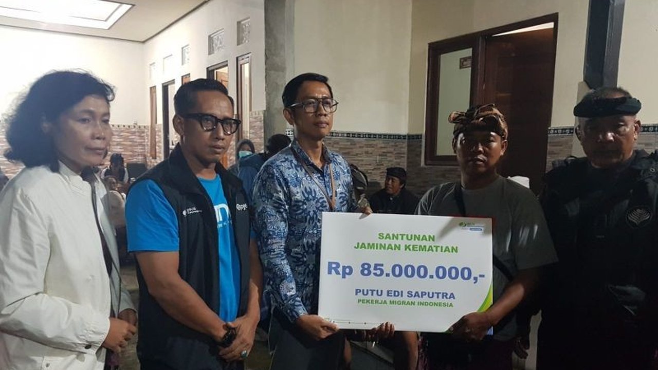 BPJS Ketenagakerjaan Cabang Bali Denpasar memberikan santunan Rp85 juta kepada keluarga Putu Edi Saputra, PMI asal Bangli yang meninggal di Korea Selatan, sebagai bentuk perlindungan jaminan sosial ketenagakerjaan.