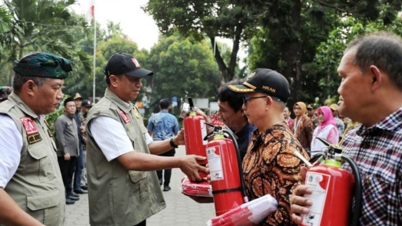 Suku Dinas Gulkarmat Jakarta Selatan gencar mensosialisasikan Gerakan Masyarakat Punya Alat Pemadam Api Ringan (GEMPAR) untuk mencegah kebakaran, dengan data kepemilikan APAR di Jaksel telah mencapai 1.994 unit pada tahun 2024.