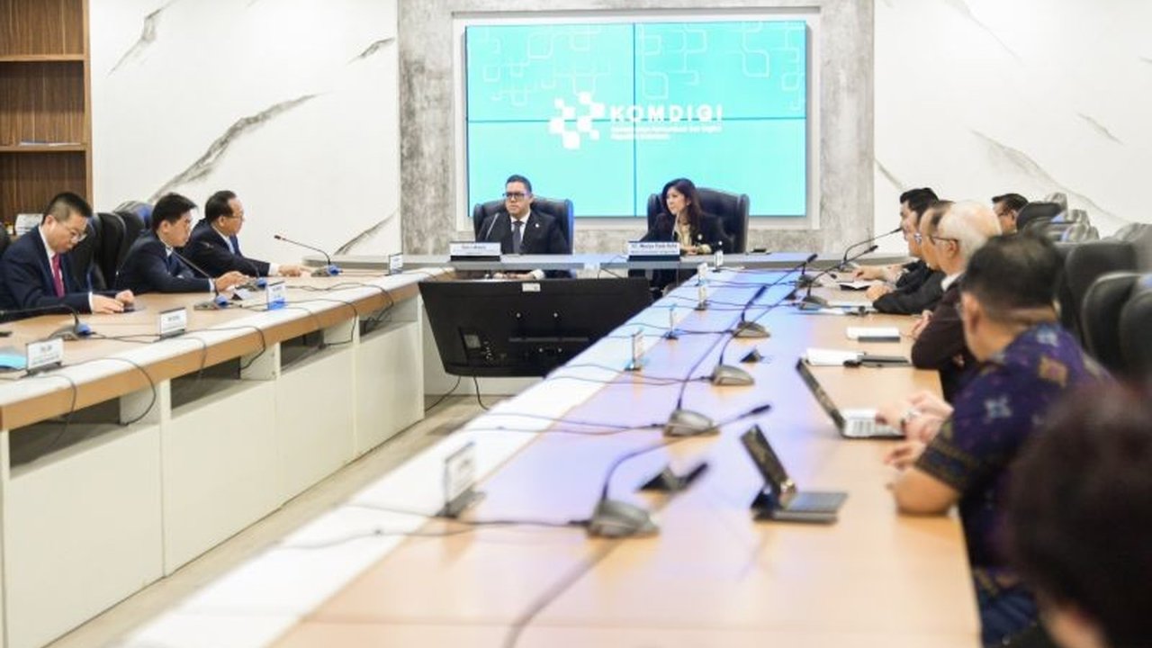 Indonesia dan China sepakat jajaki pusat inovasi kecerdasan buatan (AI) untuk ASEAN, ditandai pertemuan Menteri Kominfo RI dengan Sekretaris Partai Kota Nanning, Nong Shengwen, yang membahas transformasi digital dan pengembangan smart city berbasis AI.