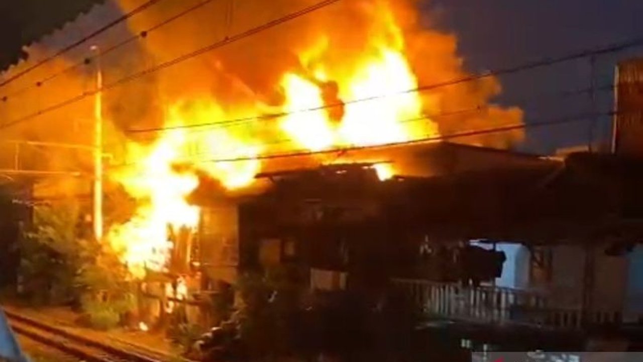 Kebakaran Hebat Landa Rumah-Rumah di Grogol Petamburan, Jakarta Barat