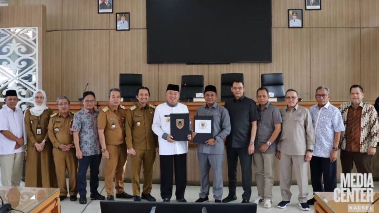 Gubernur Kalimantan Selatan menetapkan RPJMD 2025-2029 dengan visi 'Kalsel Bekerja' untuk menjadikan provinsi ini sebagai gerbang logistik utama Kalimantan, meliputi pembangunan manusia, infrastruktur, dan ekonomi berkelanjutan.