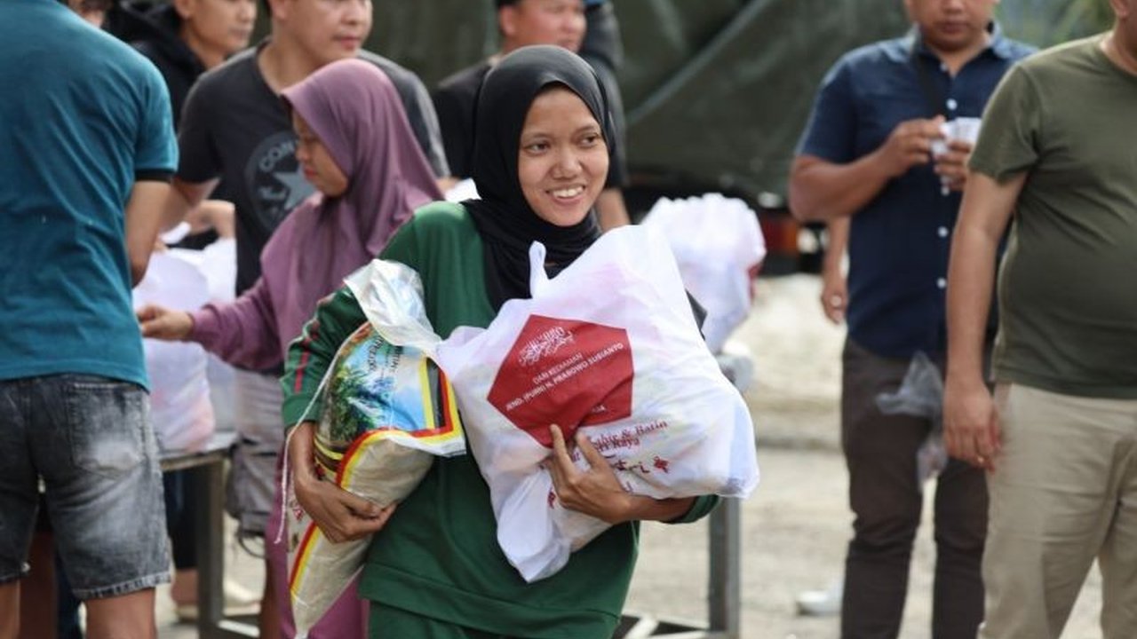 Warga Cijayanti dan Bojong Koneng Bahagia Terima Sembako dari Prabowo Subianto
