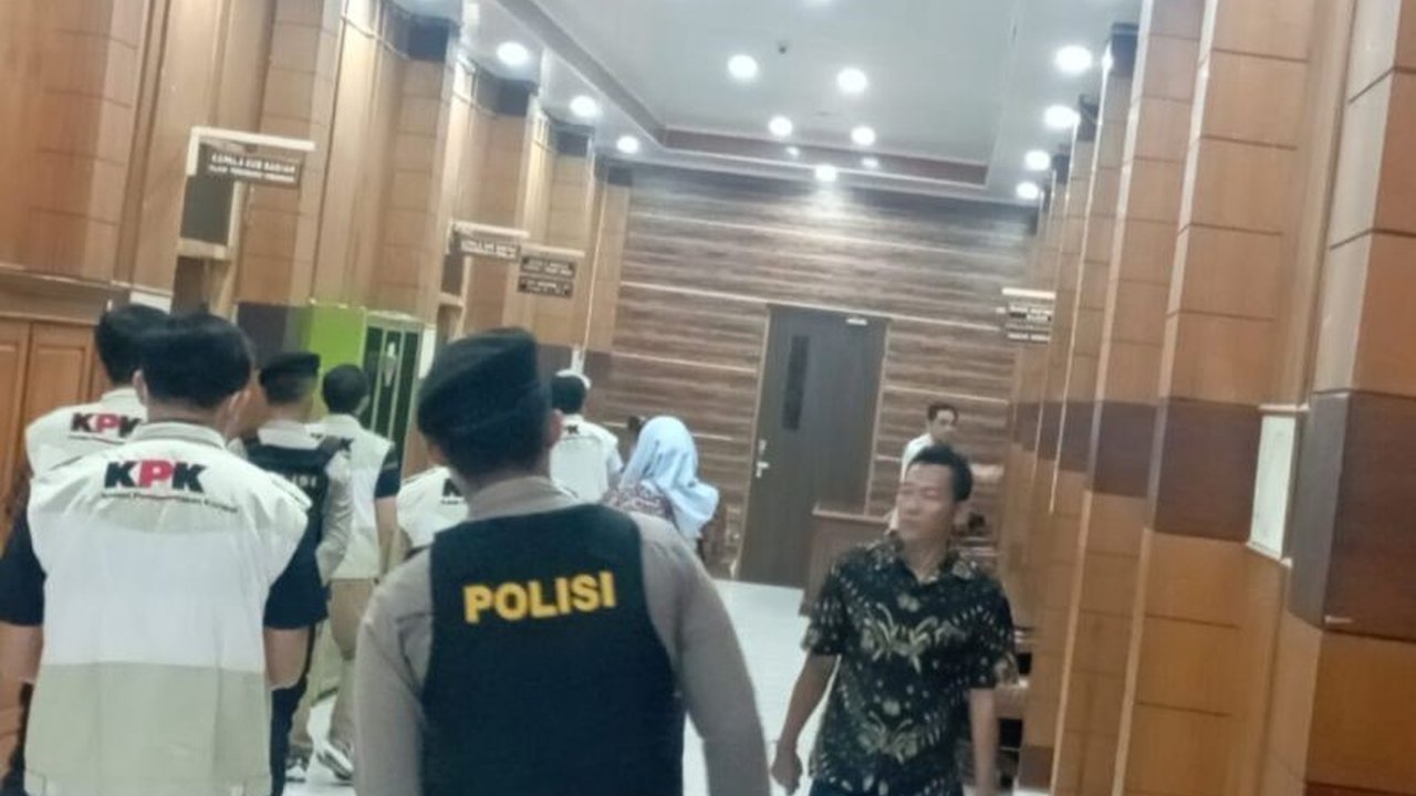 Penggeledahan di Kantor DPRD OKU oleh KPK membuahkan satu koper dokumen terkait kasus suap sembilan proyek di Dinas PUPR senilai Rp35 miliar, dengan tiga anggota dewan ditetapkan sebagai tersangka.