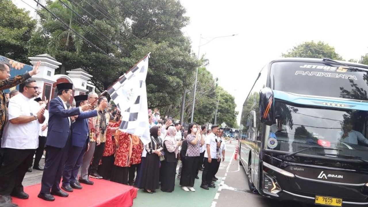 Menteri Agama melepas ratusan peserta Program Mudik Gratis Kemenag 1446 H/2025 M di Jakarta, menandai dimulainya program mudik tahunan yang bekerja sama dengan NU, Muhammadiyah, dan berbagai lembaga.