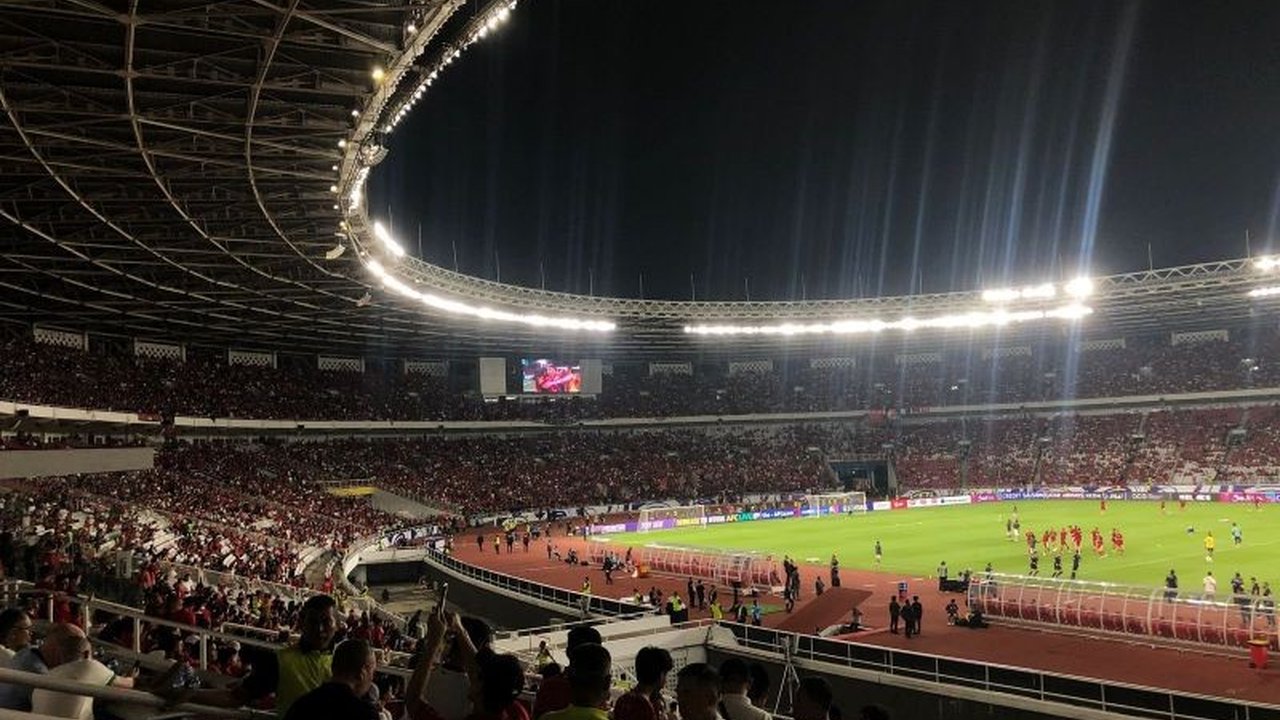 Stadion Utama Gelora Bung Karno (SUGBK) dipadati puluhan ribu suporter Timnas Indonesia yang antusias menyaksikan laga melawan Bahrain dalam kualifikasi Piala Dunia 2026, menciptakan atmosfer luar biasa di Jakarta.