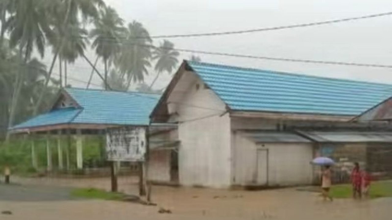 Banjir bandang di Buol, Sulawesi Tengah akibat luapan Sungai Moutong merusak jembatan dan menyebabkan 70 warga dari 20 keluarga terdampak.
