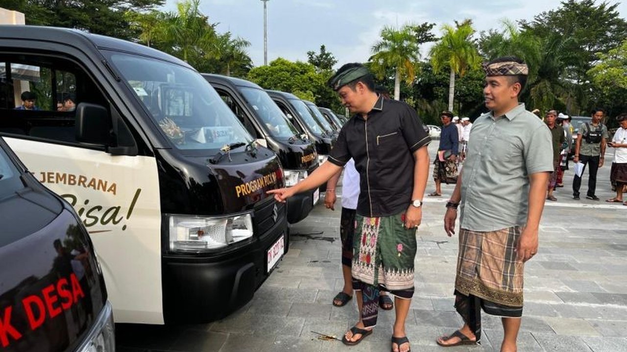 Pemkab Jembrana Berikan Bantuan 21 Mobil Pick Up untuk Desa Adat