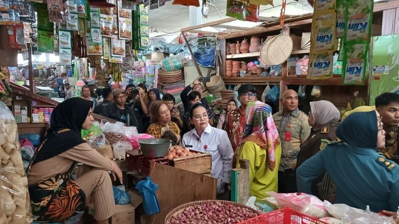 Wali Kota Semarang, Agustina Wilujeng Pramestuti, memastikan harga komoditas di Semarang masih terkendali menjelang Lebaran, namun pemantauan dan intervensi tetap diperlukan untuk mencegah lonjakan harga.