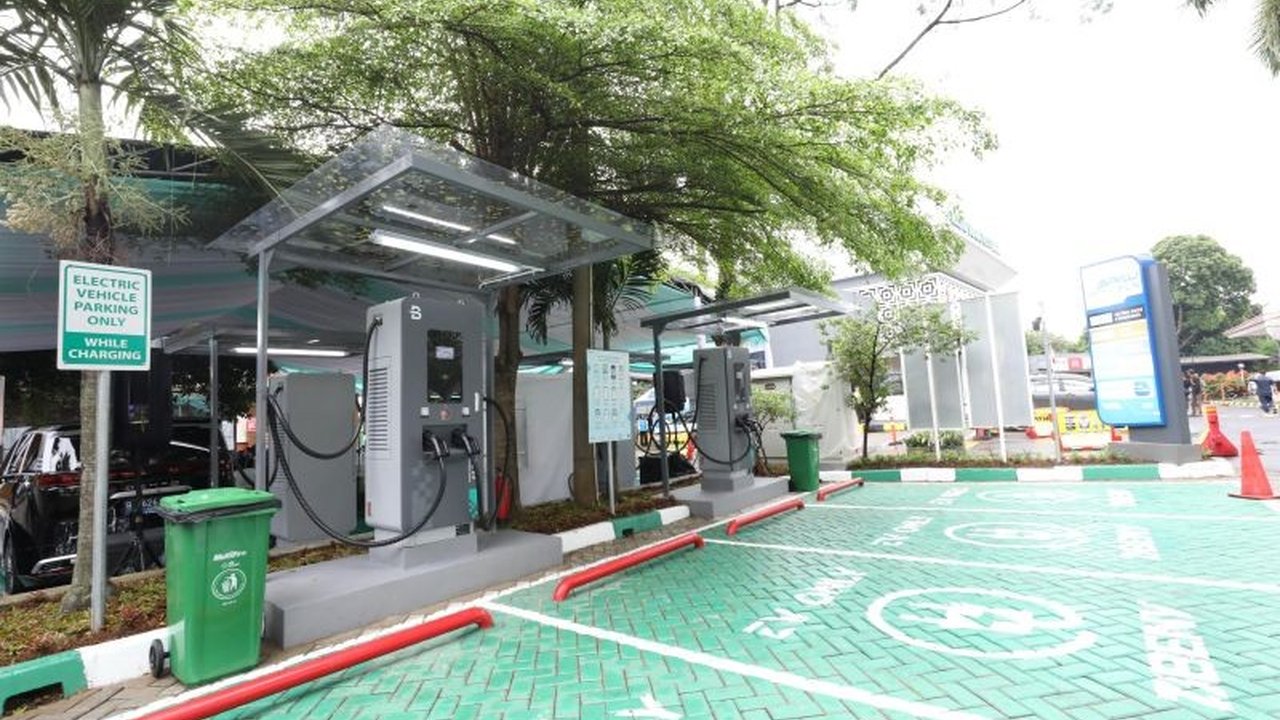 Jelang Lebaran 2025, PLN resmi luncurkan SPKLU Center pertama di Rest Area Tol Jagorawi, KM 38B, Bogor, sebagai solusi pengisian daya kendaraan listrik yang ramah lingkungan dan mendukung percepatan dekarbonisasi.