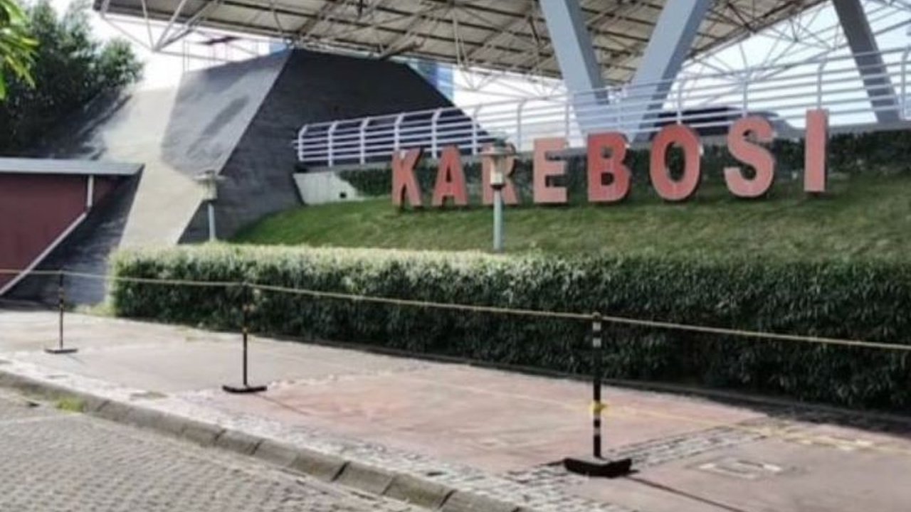 Pemkot Makassar menetapkan Lapangan Karebosi sebagai lokasi utama Shalat Idul Fitri 1446 H, dengan berbagai persiapan keamanan dan fasilitas pendukung telah dilakukan untuk memastikan kelancaran ibadah.