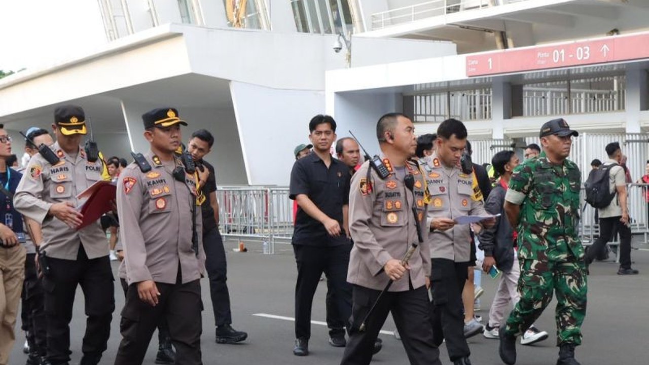 Polda Metro Jaya mengerahkan 2.719 personel gabungan untuk mengamankan laga Timnas Indonesia vs Bahrain di GBK, Selasa malam, demi pertandingan yang aman dan tertib.