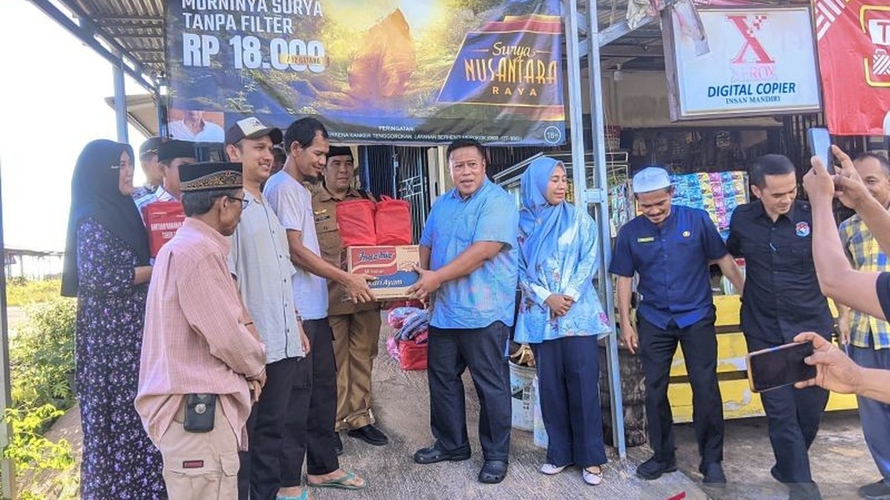 Bupati Mukomuko, Choirul Huda, menyerahkan bantuan kepada warga yang menjadi korban bencana angin kencang dan kebakaran di beberapa desa, sebagai bentuk kepedulian pemerintah daerah terhadap masyarakatnya.