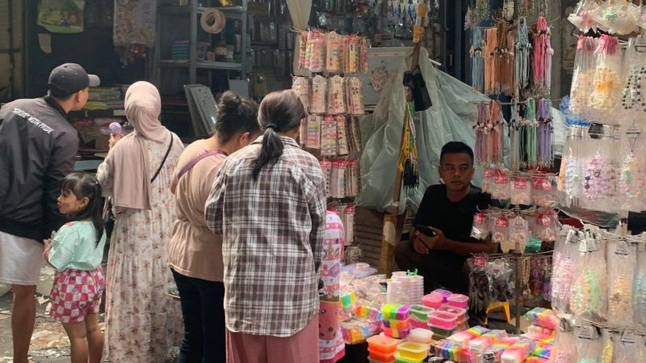 Penjualan mainan di Pasar Asemka, Jakarta Barat, meningkat drastis menjelang Lebaran 2025, dengan mainan mobil-mobilan dan slime menjadi primadona.