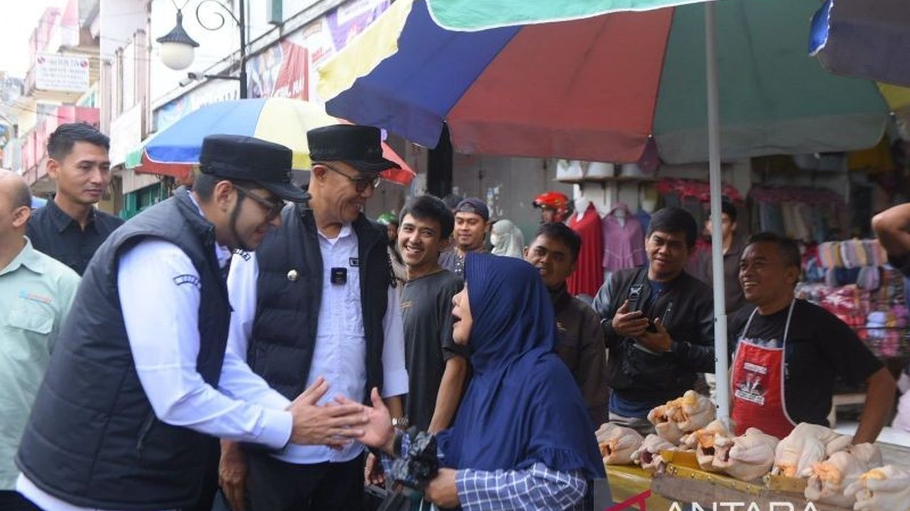 Wali Kota Sukabumi memastikan kenaikan harga sembako menjelang Lebaran 2025 masih dalam batas kewajaran, meski beberapa komoditas mengalami peningkatan harga.