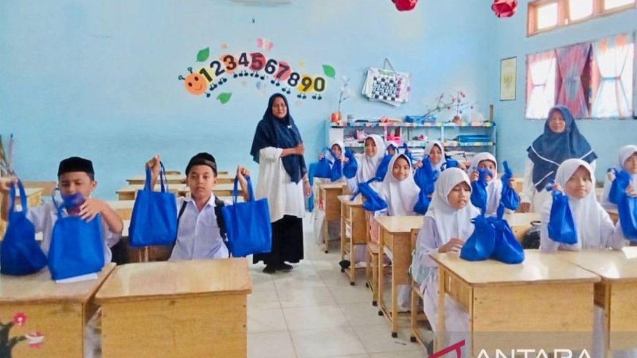 Program Makan Bergizi Gratis (MBG) di madrasah Nagan Raya tetap berjalan selama Ramadhan, meski dengan menu berbeda dan belum merata di semua madrasah.