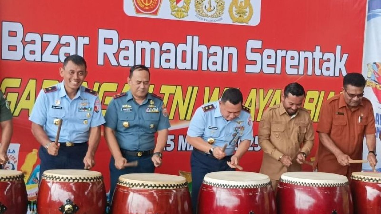 Panglima Koops III AU Marsda TNI Azhar Aditama Djojosugito membuka Bazar Ramadhan TNI di Biak, Papua, yang menyediakan bahan pokok dengan harga terjangkau untuk membantu warga menyambut Lebaran Idul Fitri 1446 H.