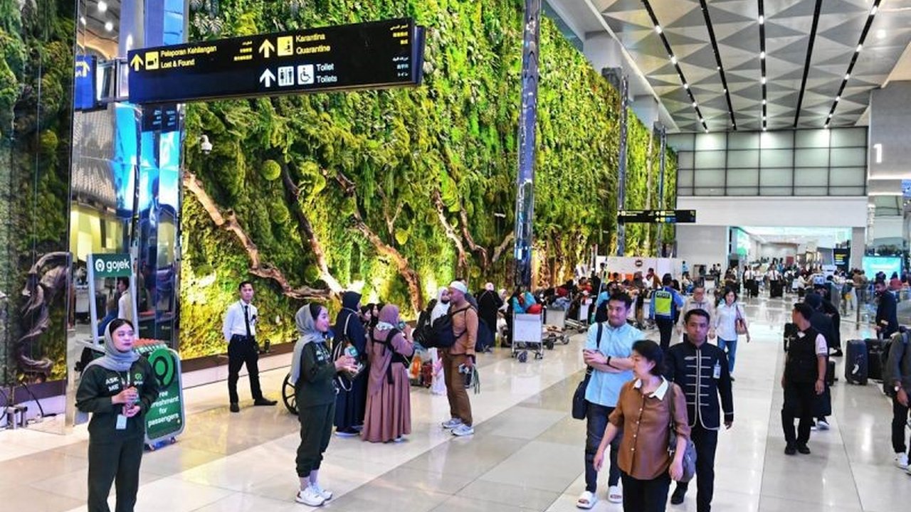 Kementerian Perhubungan mencatat peningkatan signifikan jumlah penumpang pesawat domestik menjelang Lebaran 2025, didorong oleh penurunan harga tiket pesawat sebesar 13-14 persen.