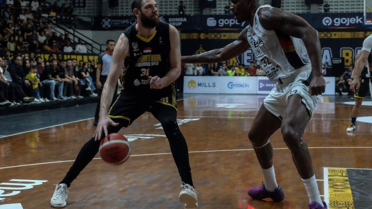 Pelatih Dewa United, Pablo Favarel, memuji performa solid timnya yang berhasil mengalahkan Kesatria Bengawan Solo dengan skor 81-72 dalam laga IBL Gopay 2025 di Solo.