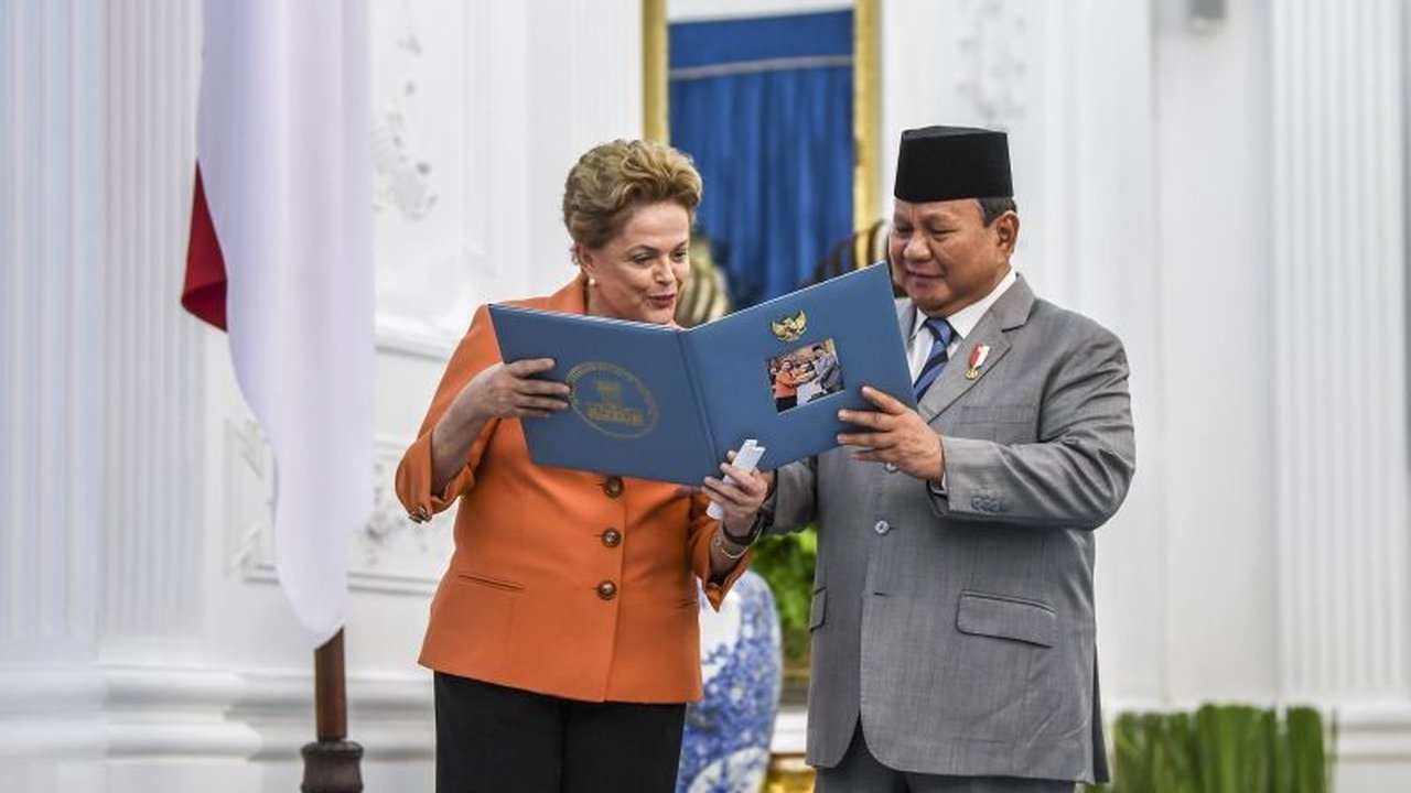 Presiden Prabowo Subianto menyaksikan laga Timnas Indonesia, dan Indonesia resmi bergabung dengan New Development Bank (NDB), serta berbagai perkembangan politik lainnya.