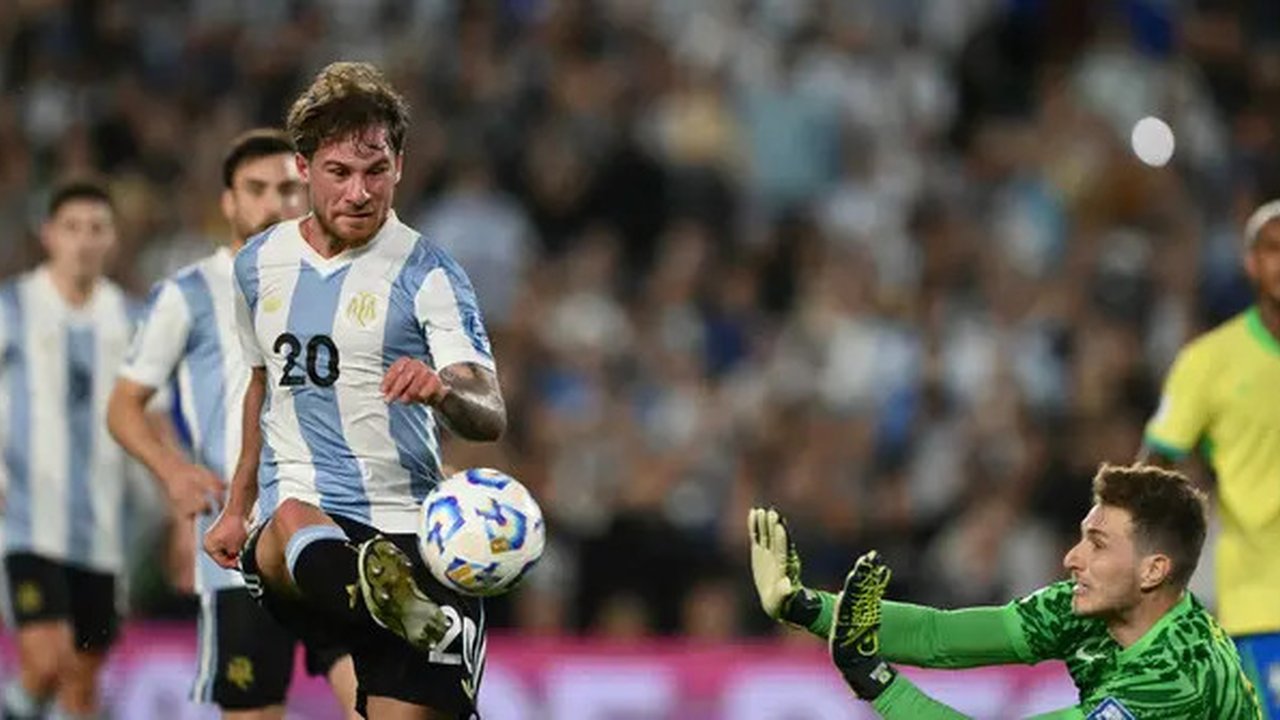 Pemain Argentina, Alexis Mac Allister, mencetak gol ke gawang Brasil pada pertandingan Kualifikasi Piala Dunia 2026 Zona Amerika Selatan, Rabu (26/3/2025) pagi WIB. (Luis ROBAYO / AFP)