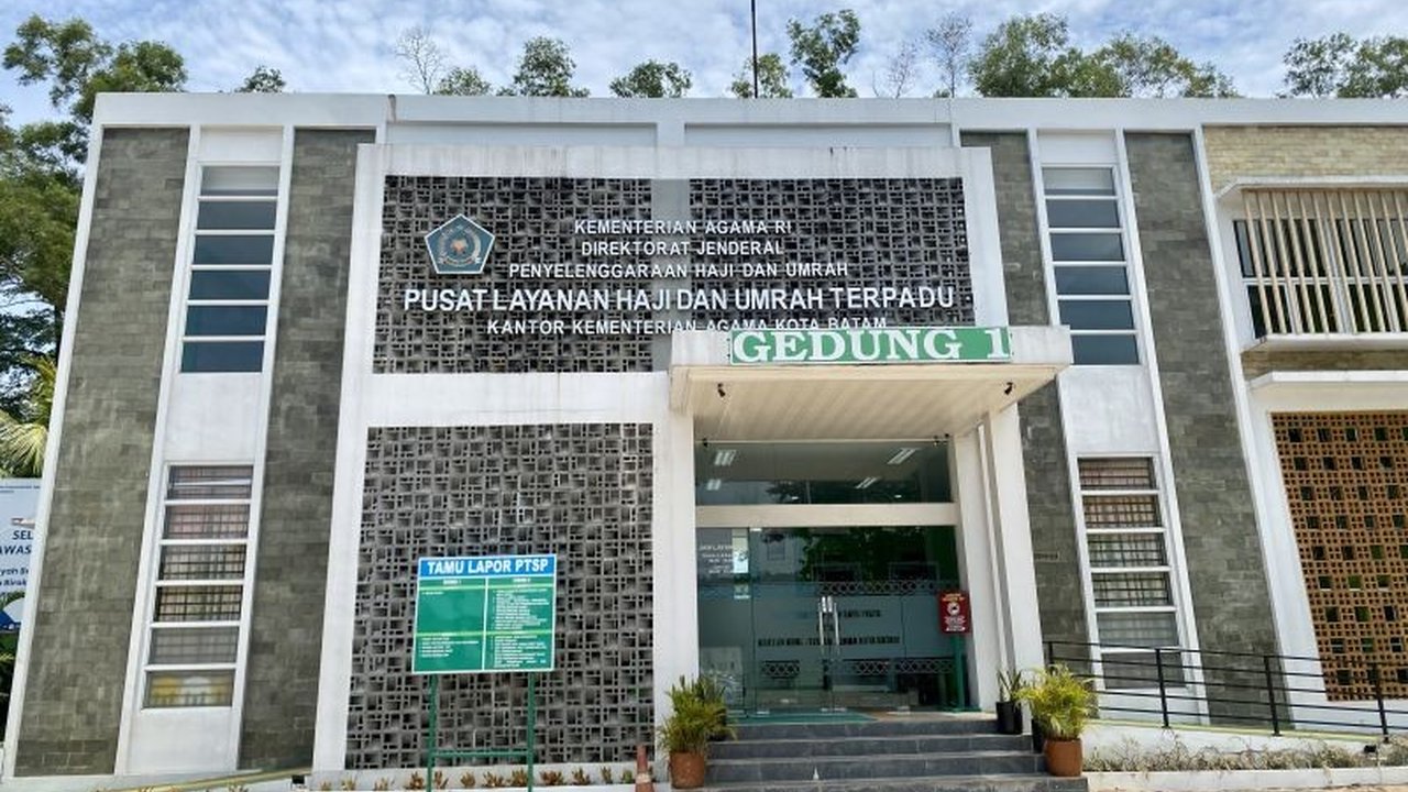 Kemenag Batam menunggu 282 calon haji untuk melunasi Biaya Perjalanan Ibadah Haji (Bipih) tahap kedua hingga 17 April 2025, meliputi jamaah gagal sistem, pendamping, dan cadangan.