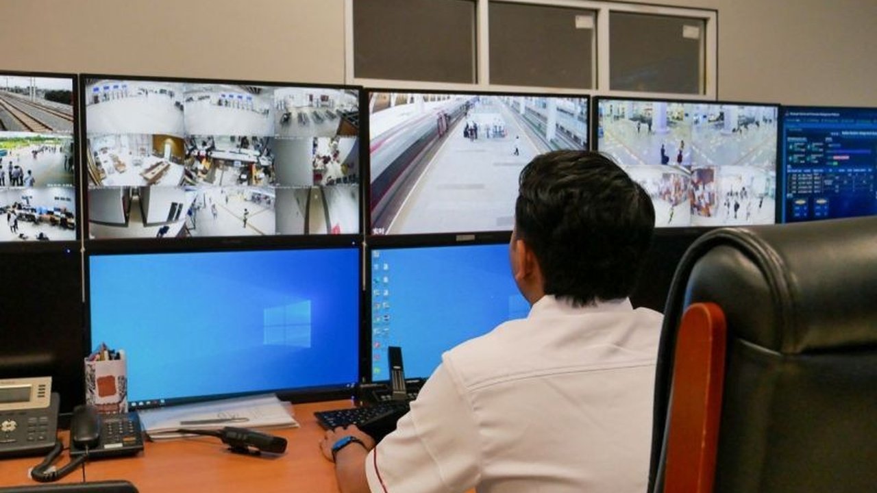 KCIC memastikan keamanan perjalanan kereta cepat Whoosh dengan mengoptimalkan 1.396 CCTV di stasiun, kereta, dan jalur operasional selama periode mudik Lebaran 2025.
