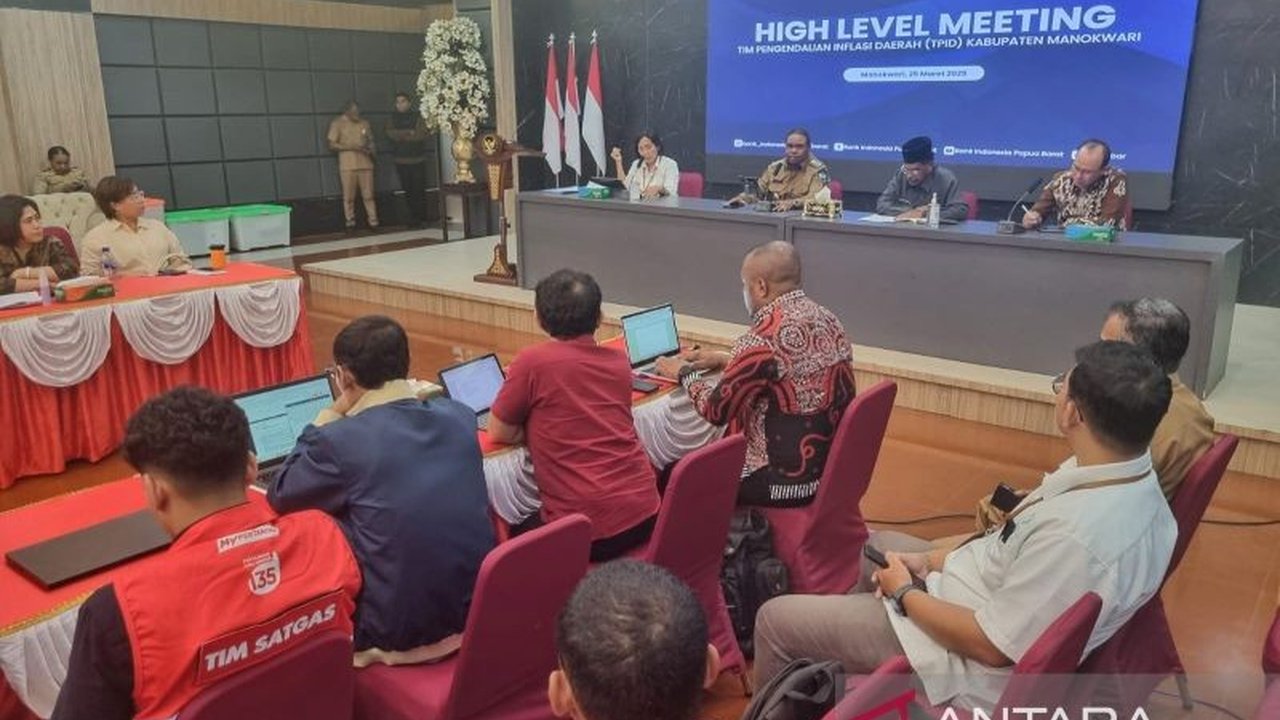Tim Pengendali Inflasi Daerah (TPID) Kabupaten Manokwari waspada terhadap potensi kenaikan harga bahan pokok seperti ikan, bawang merah, bawang putih, dan tiket pesawat menjelang Idul Fitri.