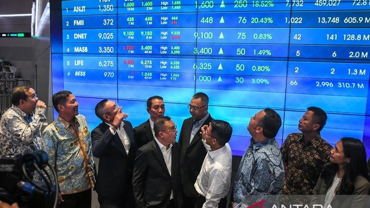 Keputusan The Fed dan Bank Indonesia ditunggu pelaku pasar, sementara IHSG ditutup melemah signifikan di tengah antisipasi kebijakan suku bunga.