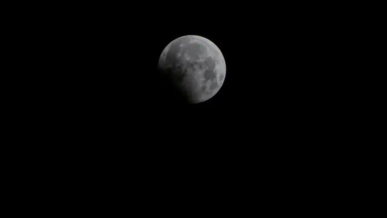 Bulan purnama saat puncak gerhana bulan penumbra terlihat di langit Jakarta, Indonesia, Senin (7/8).Gerhana bulan penumbra adalah gerhana samar karena bulan purnama hanya terkena bayangan sek