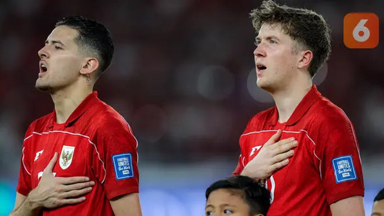 Justin Hubner dan Ole Romeny dalam pertandingan Timnas Indonesia melawan Bahrain di SUGBK, Jakarta, Selasa (25/3/2025). (Bola.com/Bagaskara Lazuardi)