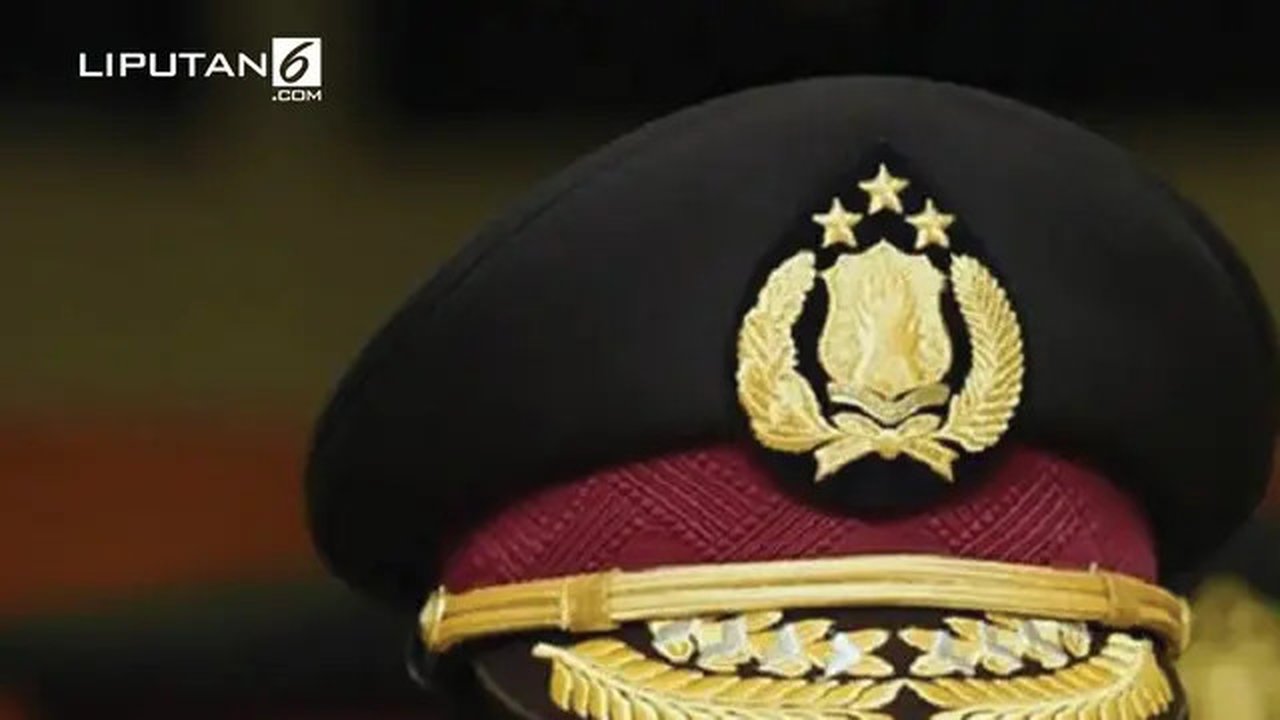 Banner Topi Polisi (Liputan6.com/Triyasni)