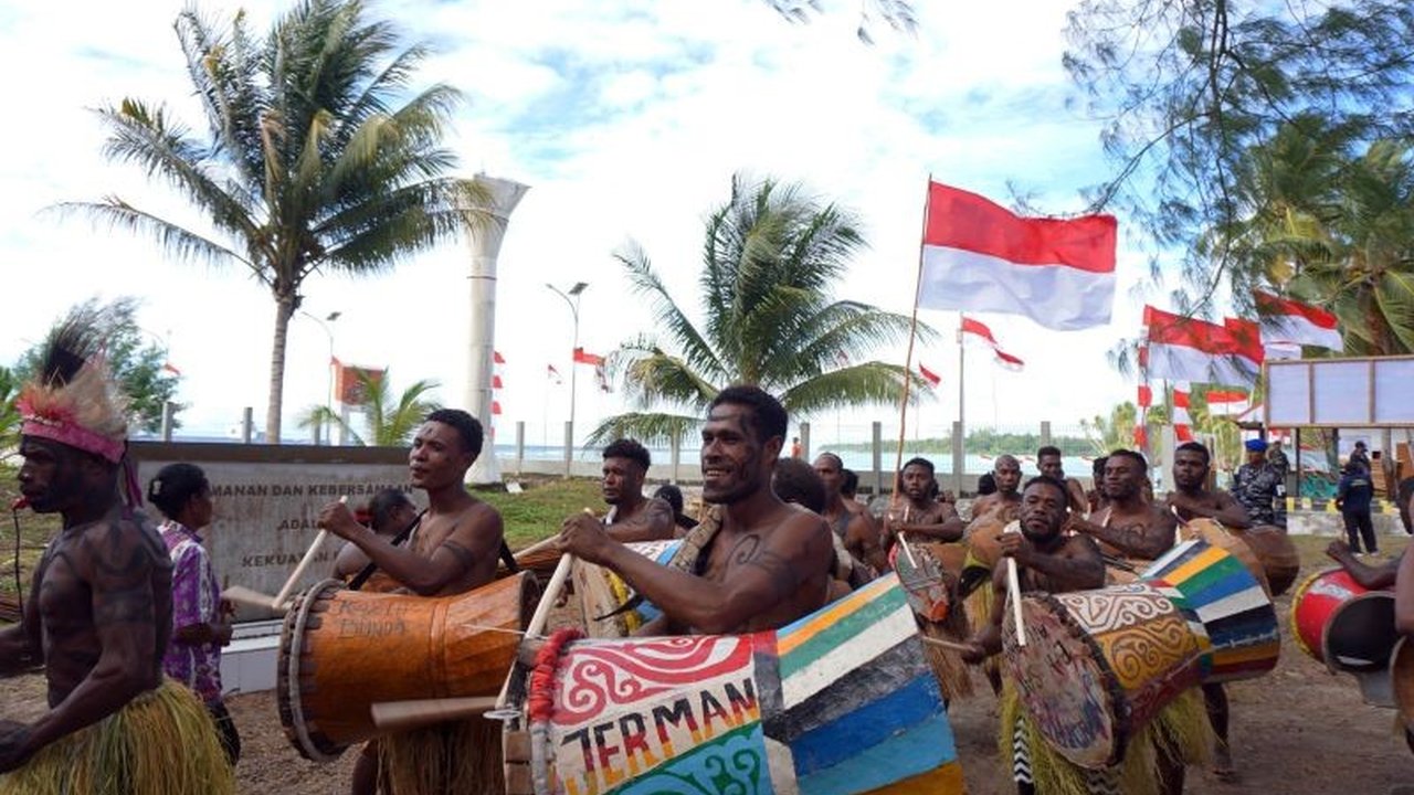 TNI tak hanya menjaga kedaulatan, namun juga aktif berkontribusi dalam pembangunan nasional, khususnya meningkatkan kesejahteraan masyarakat melalui berbagai program sosial dan pendidikan.