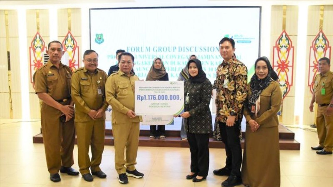 Pemerintah Kabupaten Kapuas meluncurkan program perlindungan jaminan sosial ketenagakerjaan bagi 10.000 pekerja rentan di tahun 2025, guna memberikan ketenangan dan jaminan saat bekerja.