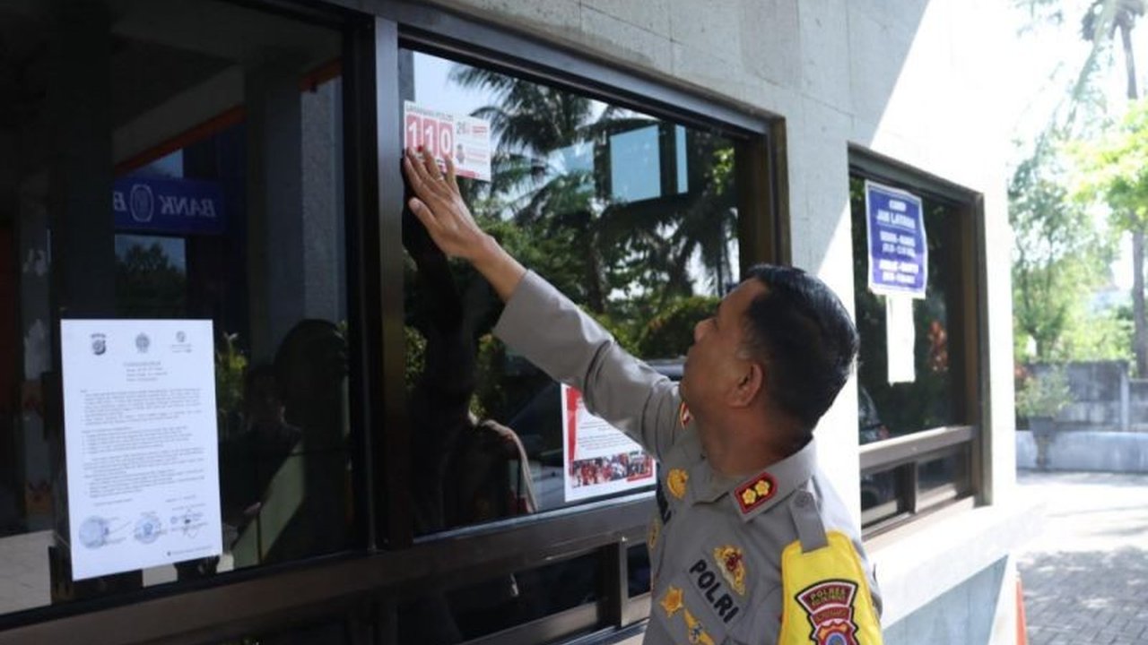 Polres Kulon Progo gencar sosialisasikan layanan call center 110 untuk memberikan akses cepat bagi masyarakat akan bantuan keamanan dan ketertiban masyarakat (Kamtibmas), khususnya selama musim mudik.