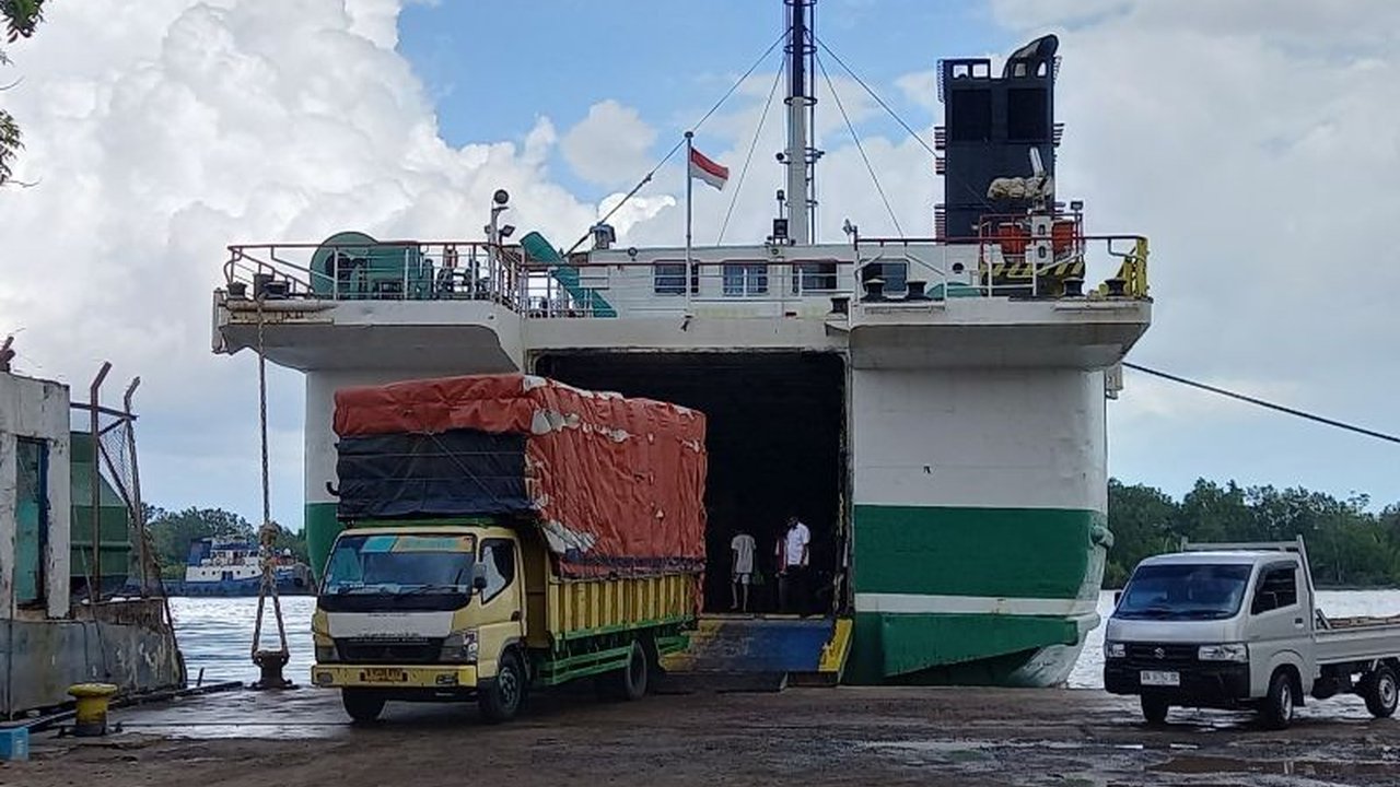 PT Pelindo Regional 2 Pangkalbalam menerapkan operasi bongkar muat selama 24 jam untuk menjaga stabilitas harga dan stok kebutuhan pokok masyarakat menjelang Idul Fitri 1446 H.