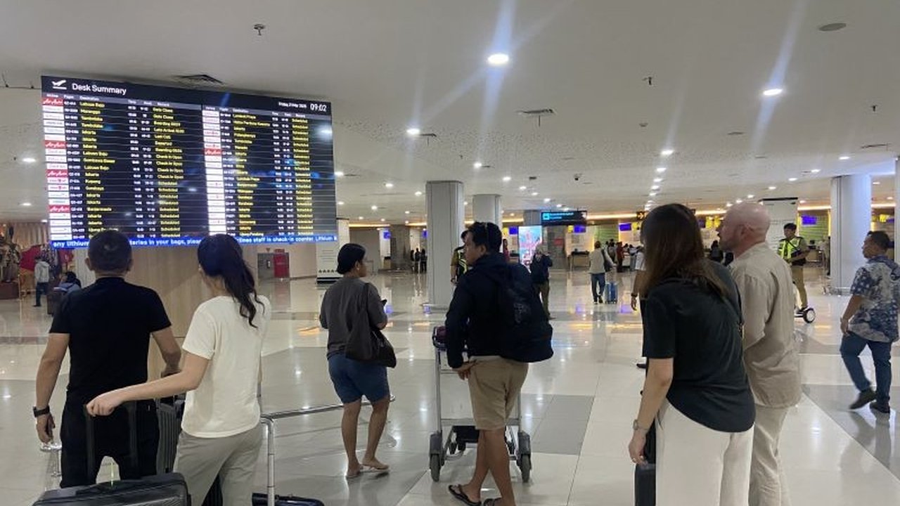 Bandara I Gusti Ngurah Rai Denpasar mencatat kenaikan 2 persen jumlah penumpang selama empat hari pertama Angkutan Lebaran 2025, meskipun pergerakan pesawat sedikit menurun.