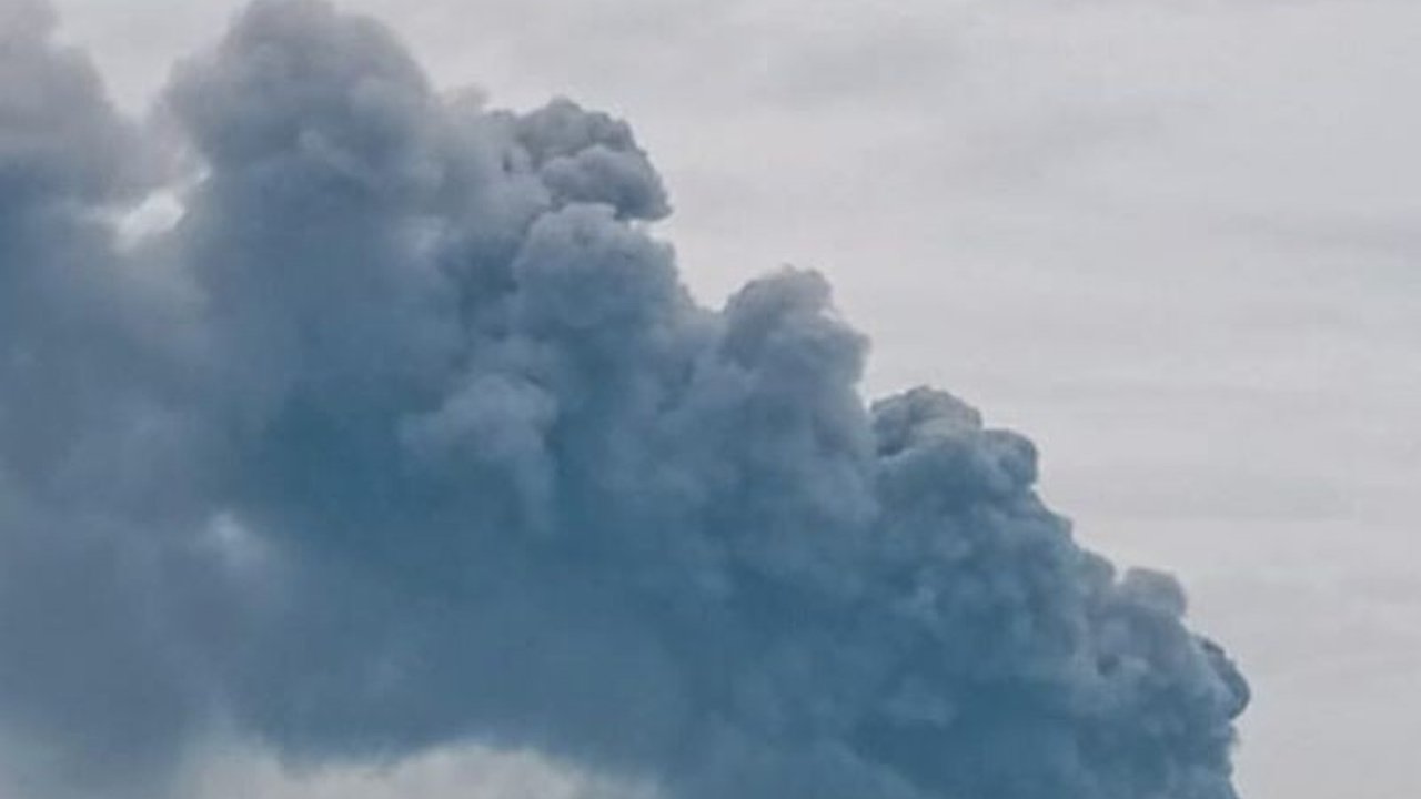Gunung Dukono di Halmahera Utara kembali erupsi, Pos Pengamatan Gunung Api (PGA) mengimbau masyarakat untuk mematuhi larangan mendaki dan menjauhi radius 4 kilometer dari kawah.