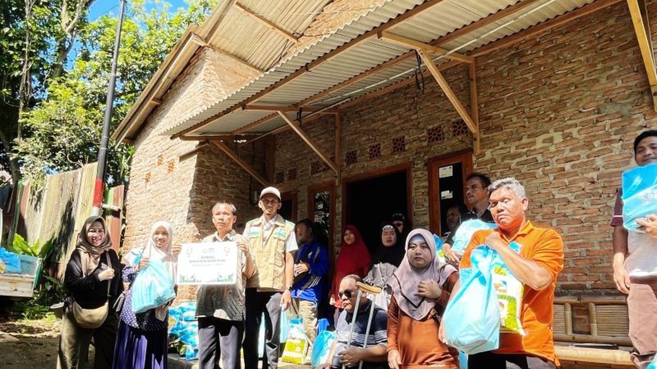 Yayasan Baitul Maal (YBM) PLN UID Lampung menyalurkan bantuan lebih dari Rp500 juta untuk ribuan penerima manfaat, meliputi kaum dhuafa, yatim piatu, dan penyandang disabilitas selama Ramadhan.