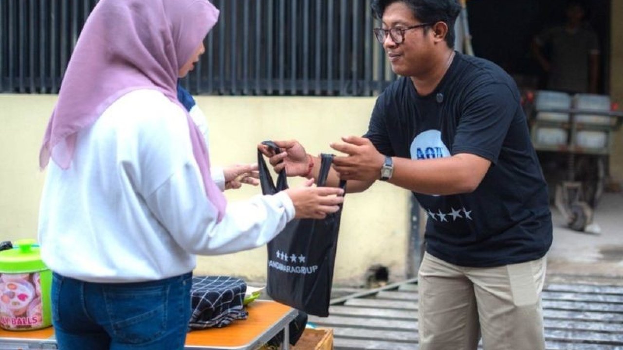 AQUA dan Pandawara Group berkolaborasi memberikan edukasi pengelolaan sampah berkelanjutan kepada pedagang dan pembeli takjil di Bandung, guna mengurangi sampah plastik selama Ramadhan.