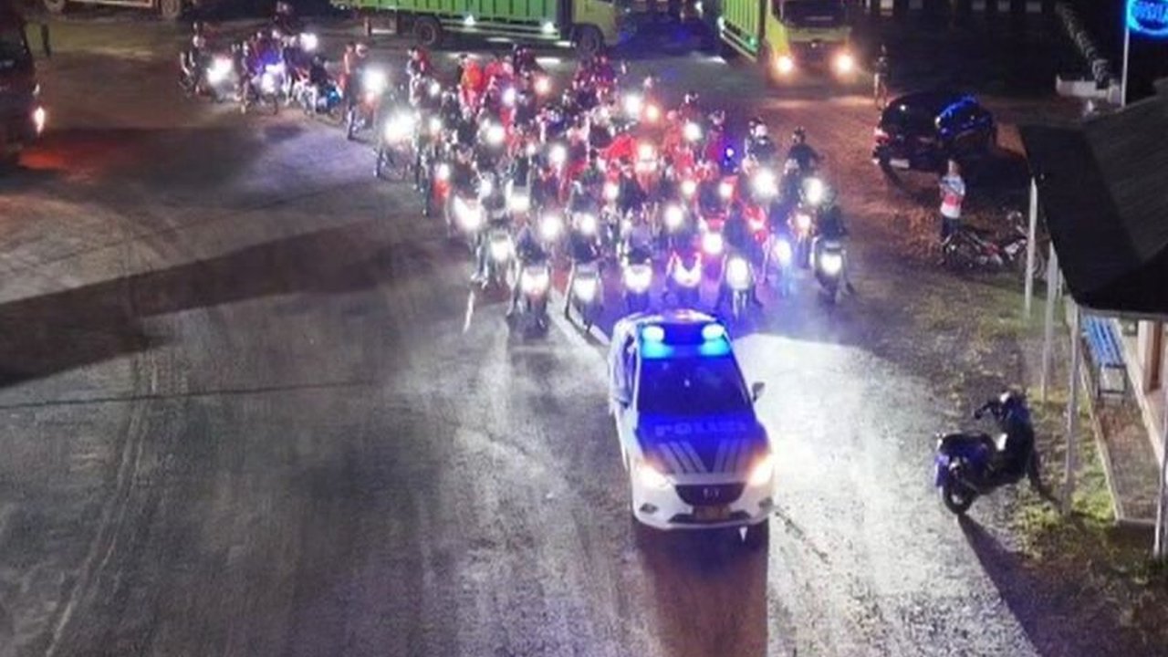 Kepolisian Resort Lampung Selatan mengawal ratusan pemudik sepeda motor dari Bakauheni hingga perbatasan Bandar Lampung untuk memastikan keselamatan dan kelancaran perjalanan mudik Lebaran.