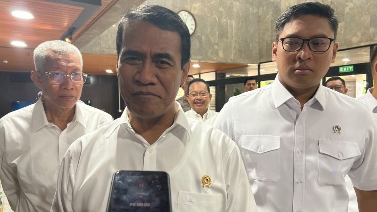 Menteri Pertanian Andi Amran Sulaiman akan memeriksa pengusaha beras yang diduga mengubah kemasan beras medium menjadi premium, merugikan konsumen Indonesia.