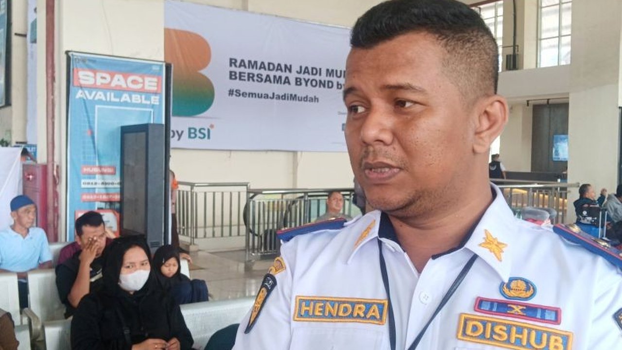 Kebijakan Work From Anywhere (WFA) dan libur sekolah memicu lonjakan pemudik di Terminal Pulo Gebang, Jakarta Timur, dengan puncak arus mudik diperkirakan pada 28-30 Maret 2025.